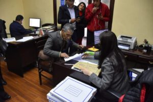 José Romero Sandoval presentando documentos a la ALP para el TSE