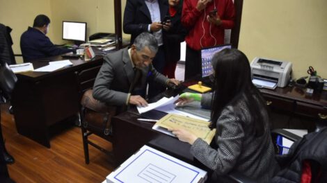 José Romero Sandoval presentando documentos a la ALP para el TSE