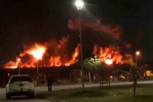 Incendio en una fábrica de colchones en Santa Cruz