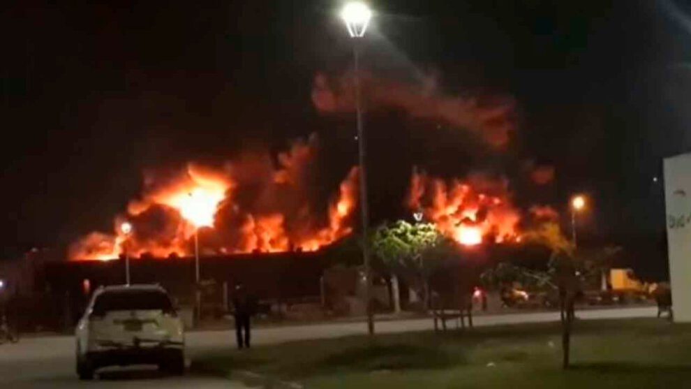 Incendio en una fábrica de colchones en Santa Cruz