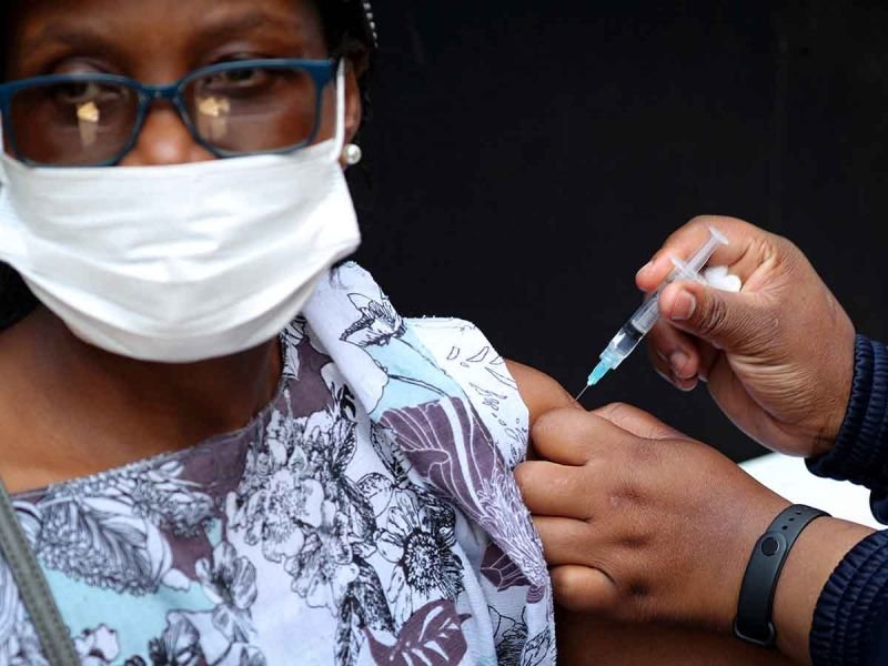 Mujer africana recibiendo la vacuna anticovid