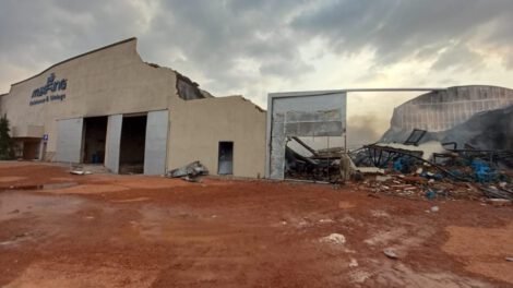 Incendio en fábrica de colchones Maxiking en Santa Cruz