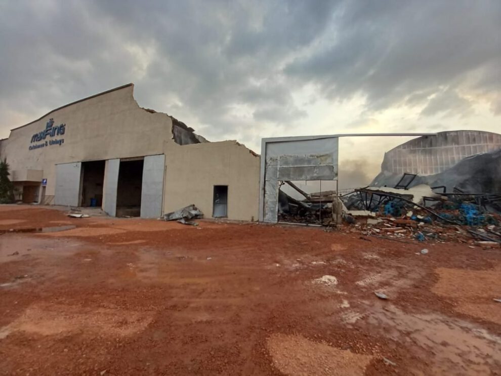 Incendio en fábrica de colchones Maxiking en Santa Cruz