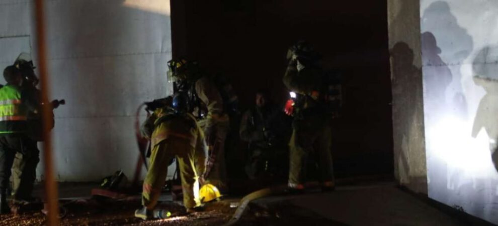 Fuego en la fábrica de colchones en Santa Cruz