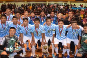 Oruro campeón Sub-18 fútbol de salón con el trofeo