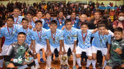 Oruro campeón Sub-18 fútbol de salón con el trofeo