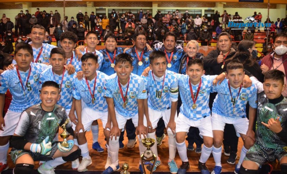 Oruro campeón Sub-18 fútbol de salón con el trofeo