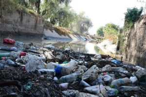 Contaminación en canales de riego en Cochabamba