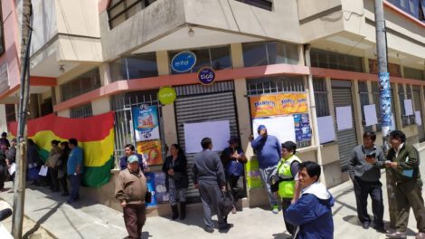 protestas en la sede de los gremiales