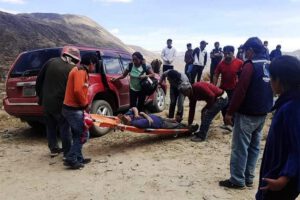 Accidente de tránsito en Cochabamba con víctimas y comunarios ayudando