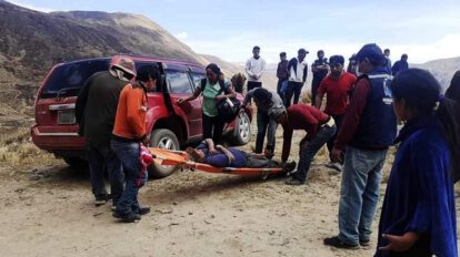 Accidente de tránsito en Cochabamba con víctimas y comunarios ayudando