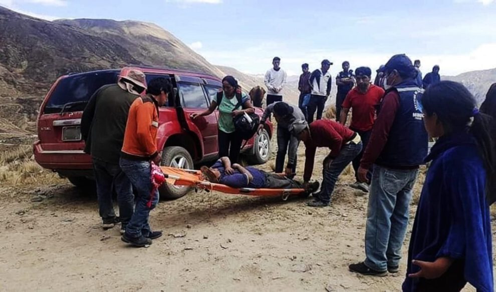 Accidente de tránsito en Cochabamba con víctimas y comunarios ayudando