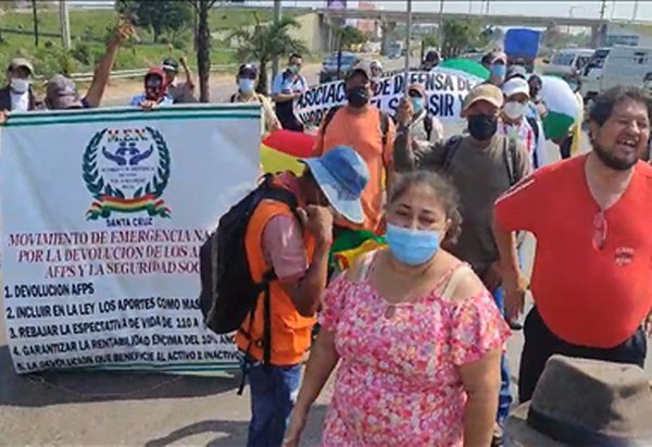 Devolución de aportes AFP bloquea ingreso al aeropuerto Viru Viru