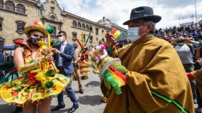 El alcalde Iván Arias baila la morenada en la entrada del Gran Poder
