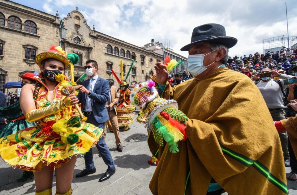 El alcalde Iván Arias baila la morenada en la entrada del Gran Poder