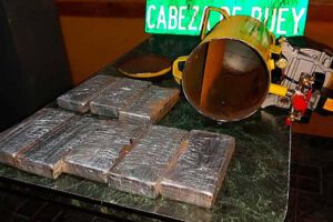 Detención de mujer boliviana por llevar ocho kilos de cocaína