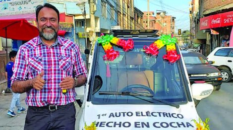 Auto eléctrico hecho en Bolivia con placa de circulación