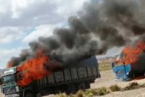 Incineración de camiones de contrabando en La Paz