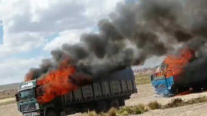Incineración de camiones de contrabando en La Paz