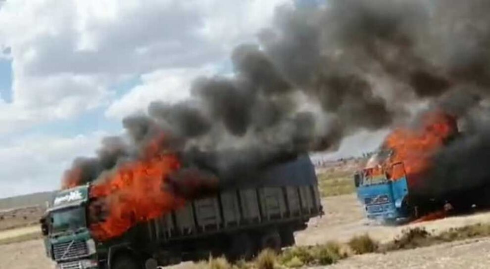 Incineración de camiones de contrabando en La Paz
