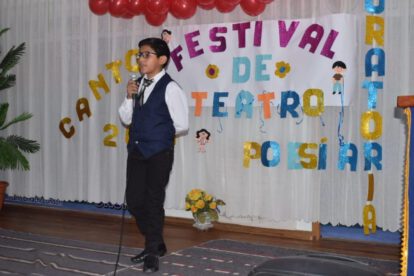 Alumno realizando una declamación acerca del medioambiente