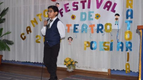 Alumno realizando una declamación acerca del medioambiente