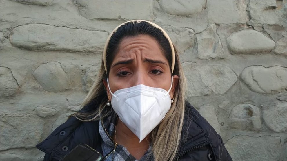 Carolina Ribera denuncia amenazas del Gobierno por defender a su madre