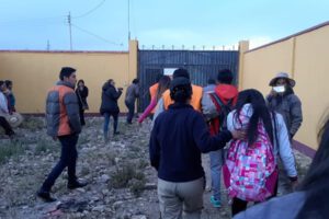 Menores de edad consumiendo alcohol en Oruro