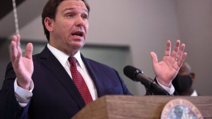 Gobernador de Florida amenaza con multa de $us 5 millones a autoridades que obliguen a vacunarse contra el Covid-19