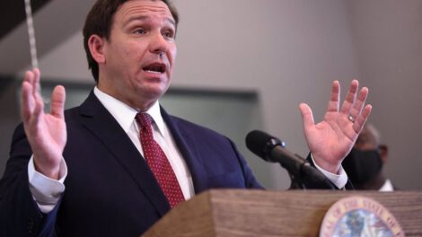Gobernador de Florida amenaza con multa de $us 5 millones a autoridades que obliguen a vacunarse contra el Covid-19