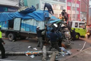 Camión choca y derriba postes de luz en La Paz