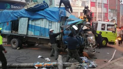 Camión choca y derriba postes de luz en La Paz