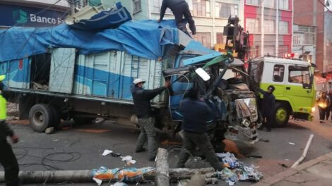 Camión choca y derriba postes de luz en La Paz
