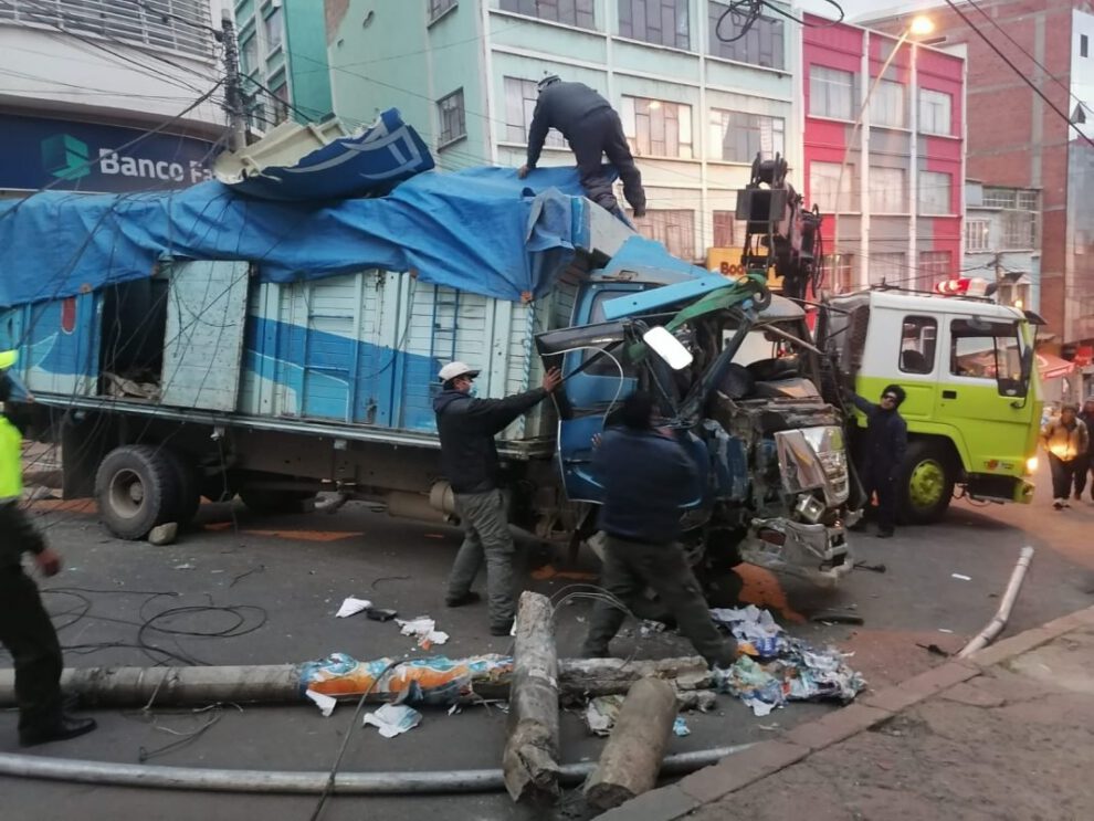 Camión choca y derriba postes de luz en La Paz