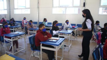 Estudiantes de Perú regresan a las aulas escolares