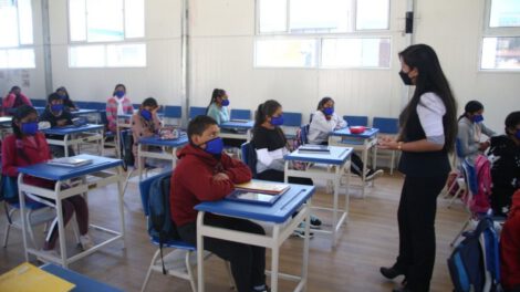 Estudiantes de Perú regresan a las aulas escolares