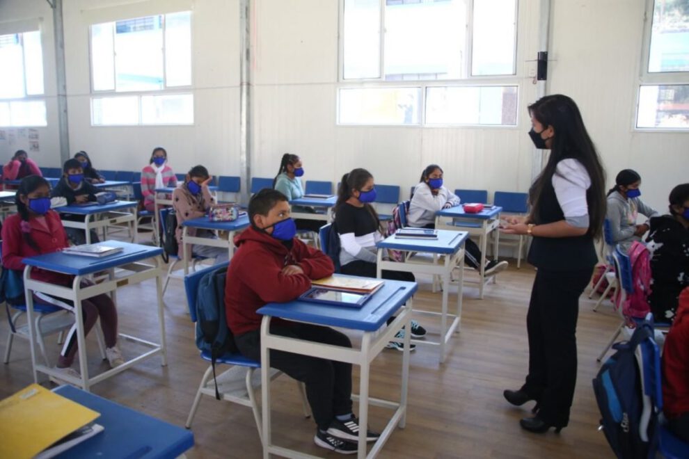 Estudiantes de Perú regresan a las aulas escolares