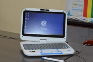 Entrega de computadoras Kuaa para estudiantes en situación de vulnerabilidad