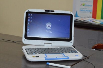 Entrega de computadoras Kuaa para estudiantes en situación de vulnerabilidad