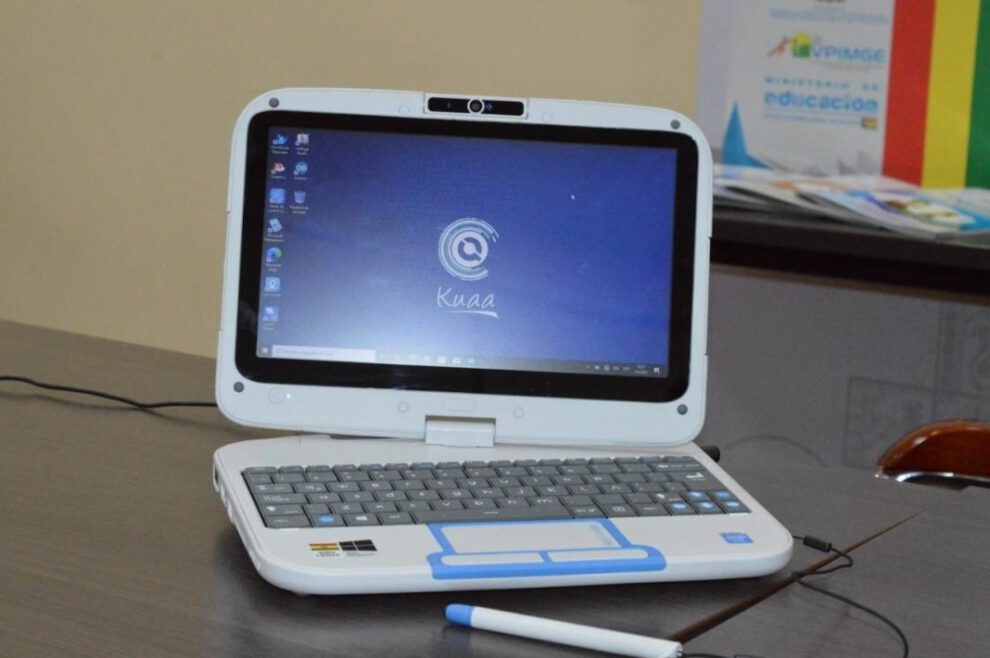 Entrega de computadoras Kuaa para estudiantes en situación de vulnerabilidad