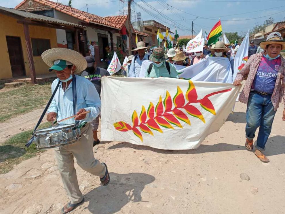Marcha indígena que se dirige a la capital cruceña