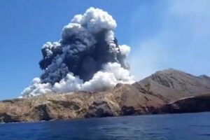 Erupción del volcán Whakaari en Nueva Zelanda