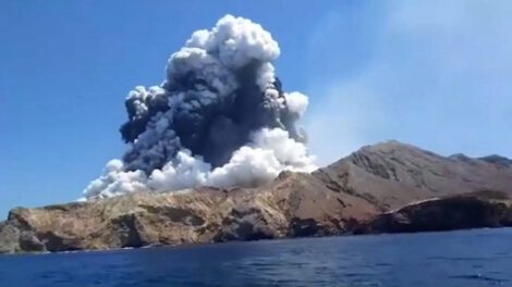 Erupción del volcán Whakaari en Nueva Zelanda