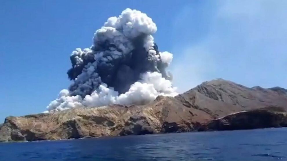 Erupción del volcán Whakaari en Nueva Zelanda