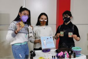 Feria Artesanal Mondo con emprendedoras mostrando productos ecológicos