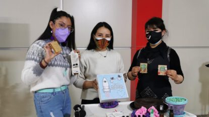 Feria Artesanal Mondo con emprendedoras mostrando productos ecológicos