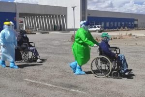 Traslado de ancianitos al Cieso para garantizar monitoreo médico
