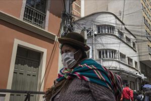 Boliviana usando barbijo durante la pandemia de Covid-19 en Bolivia
