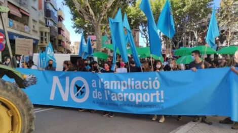 Manifestación contra ampliación aeropuerto en Barcelona