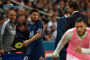 PSG vence al Lyon en un partido polémico por el cambio de Messi